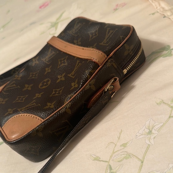 Louis Vuitton Monogram Crossbody Bag - Picture 2 of 4